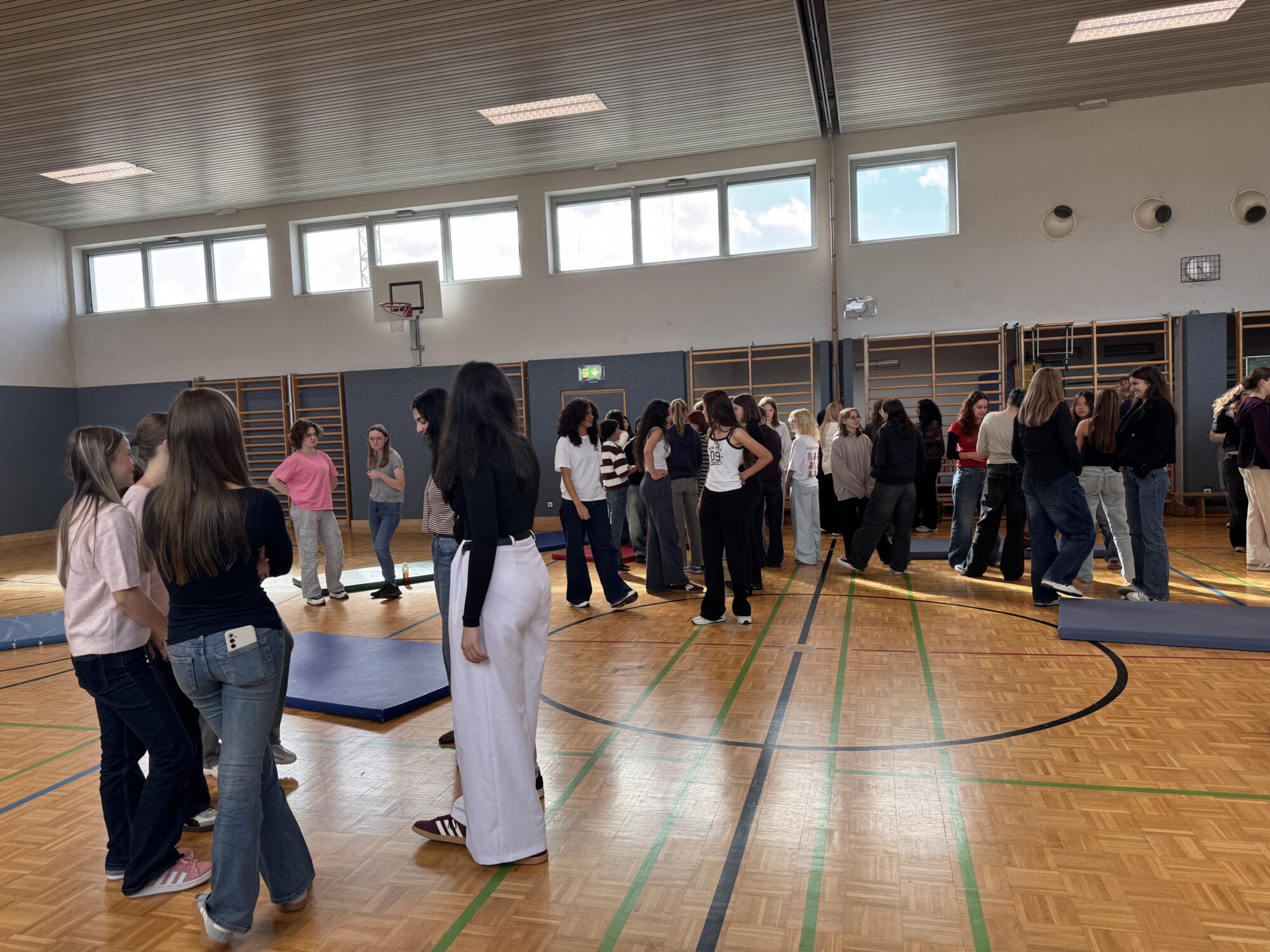 Schülerinnen und Schüler in einer Turnhalle in Österreich